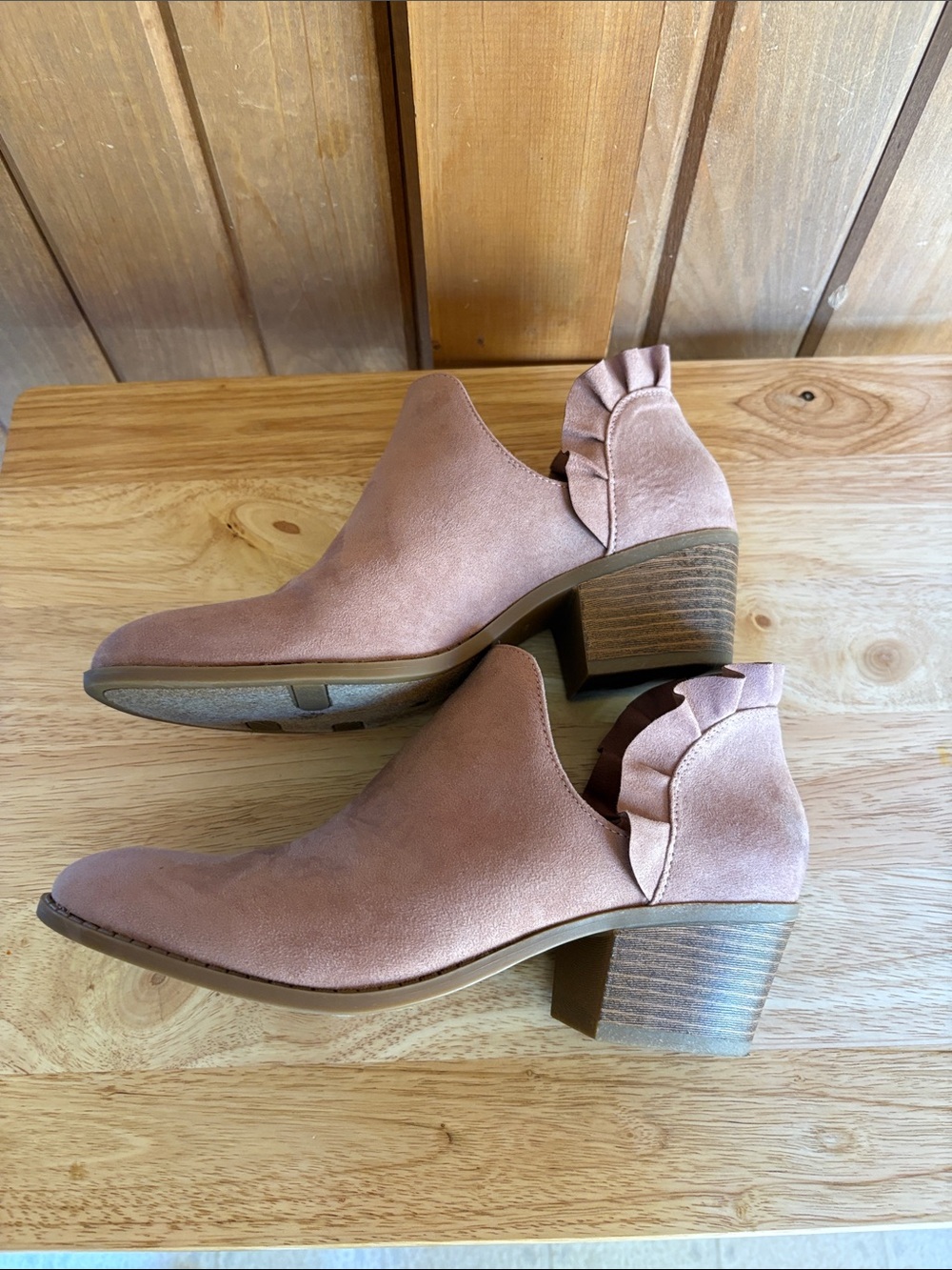NIB Fergalicious Ruffle Back Booties - Picture 3 of 5